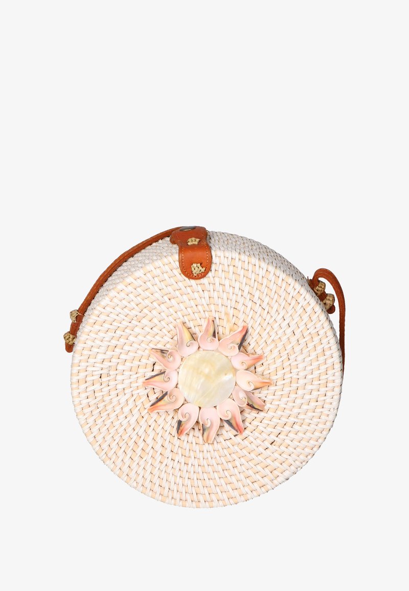 Sac à main en paille rond avec une sangle en cuir beige naturel. Présente un design décoratif en éclat de soleil rose et blanc avec un accent en coquillage au centre.