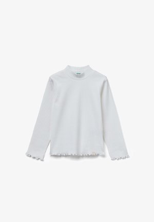 Witte ribgebreide top met lange mouwen, een hoge hals en raw hem randen. Heeft een gladde textuur en een minimaal merklabel aan de onderkant.