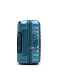 Türkisfarbener Hartschalenkoffer mit vertikalen Rillen, seitlichem Griff, Kombinationsschloss und Reißverschluss. Strapazierfähiges Material, kompaktes Design.