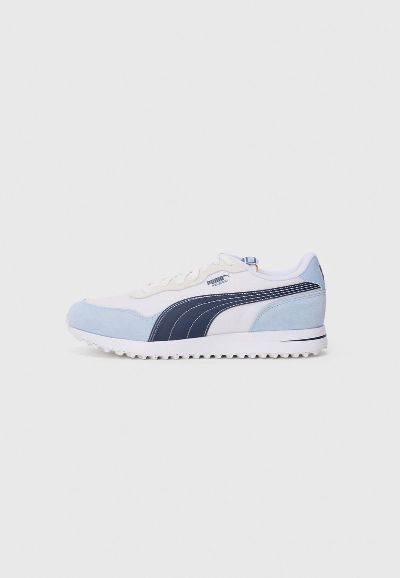 Sneaker bianco e azzurro chiaro con accenti blu navy, dotata di tomaia in suede e mesh, chiusura con lacci e suola in gomma testurizzata.