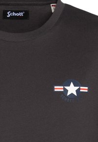 Camiseta de algodón gris oscuro con cuello redondo y un logo con una estrella y rayas en rojo y azul en el pecho.