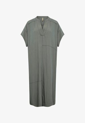 Volný krátký šat s krátkým rukávem ve světle šedé látce s výstřihem do V, zdobený jemnými detaily švů a rovnou linií.