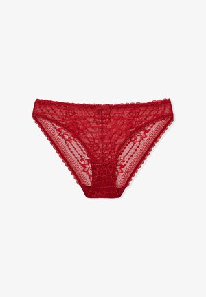 Czerwone koronkowe majtki z kwiatowymi wzorami, falbaniastymi krawędziami i centralnym detalem w postaci kokardki. Wykonane z półprzezroczystego materiału z bawełnianą podszewką.