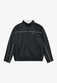 Černá sportovní bunda na zip vyrobená z hladkého materiálu, s bílými akcenty, vysokým límcem a dvěma předními kapsami.