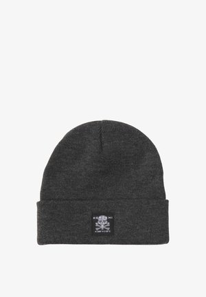 Sötét szürke kötött sapka, hajtott szegéllyel. Fekete címkével és fehér felirattal, grafikai részletekkel. Puha tapintás, kényelmes illeszkedés.
