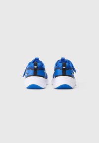 Blauwe sportschoenen met een mesh bovenwerk, zwarte accenten en een witte zool. Heeft een trekhaak aan de hiel en een geprofileerde buitenzool voor grip.