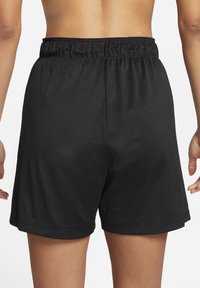 Svarta sportshorts med elastisk midjeresår, slät textur och fållade kanter, med en enkel och funktionell design utan extra detaljer.