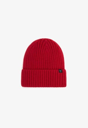 Czerwona dziana czapka z prążkowanym wzorem i podwiniętym obszyciem. Zawiera niewielką czarną metkę z logo po boku.