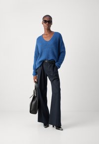 Mos Mosh THORA V-NECK - Jersey de punto - set sail