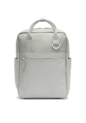 Jasnoszary kwadratowy plecak z górnymi uchwytami, przednią kieszenią na zamek, bocznymi kieszeniami oraz metalowym pierścieniem na przednim pasku.