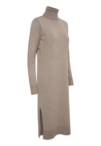 Robe à col roulé en maille beige clair, dotée de manches longues, de poignets côtelés et d'ouvertures latérales pour faciliter les mouvements. Texture lisse sur toute la surface.