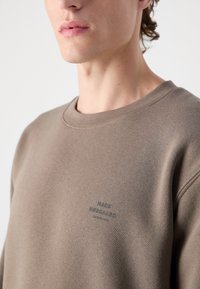 Mads Nørgaard STANDARD CREW LOGO - Melegítőfelső - bungee cord