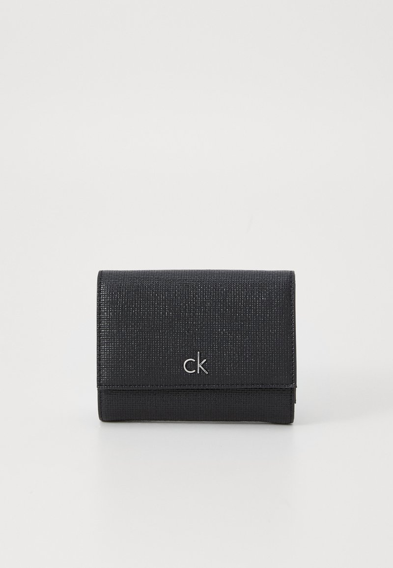 Musta nahkainen lompakko, jossa on luonnollinen pinta, etupuolella hopeinen "ck"-logo ja taitettavan muotoilun.