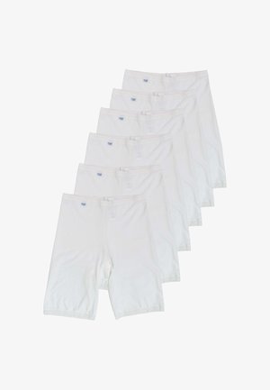 Sei paia di mutande bianche di lunghezza a metà coscia disposte sovrapposte, ciascuna con un piccolo logo blu vicino alla vita su sfondo bianco.
