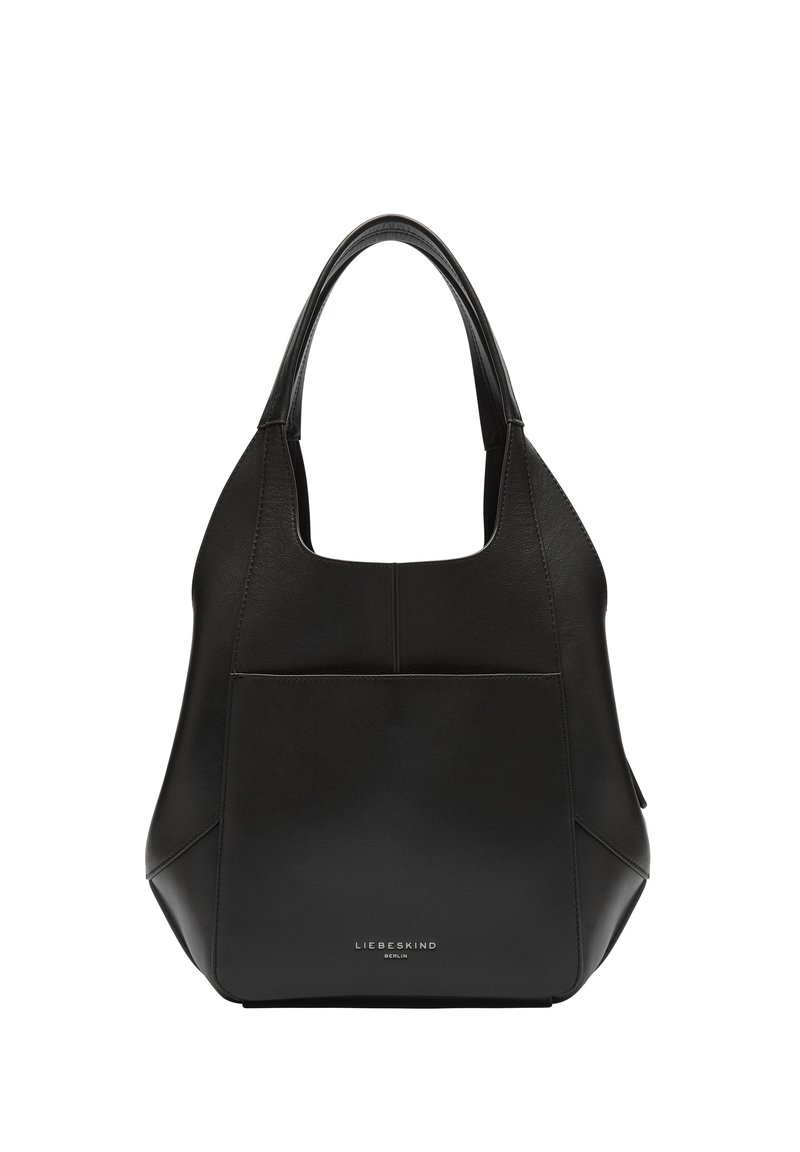 Czarna skórzana torba typu tote o luźnym fasonie, z dużą kieszenią z przodu i krótkimi uchwytami, ozdobiona wytłoczonym logo na dole.