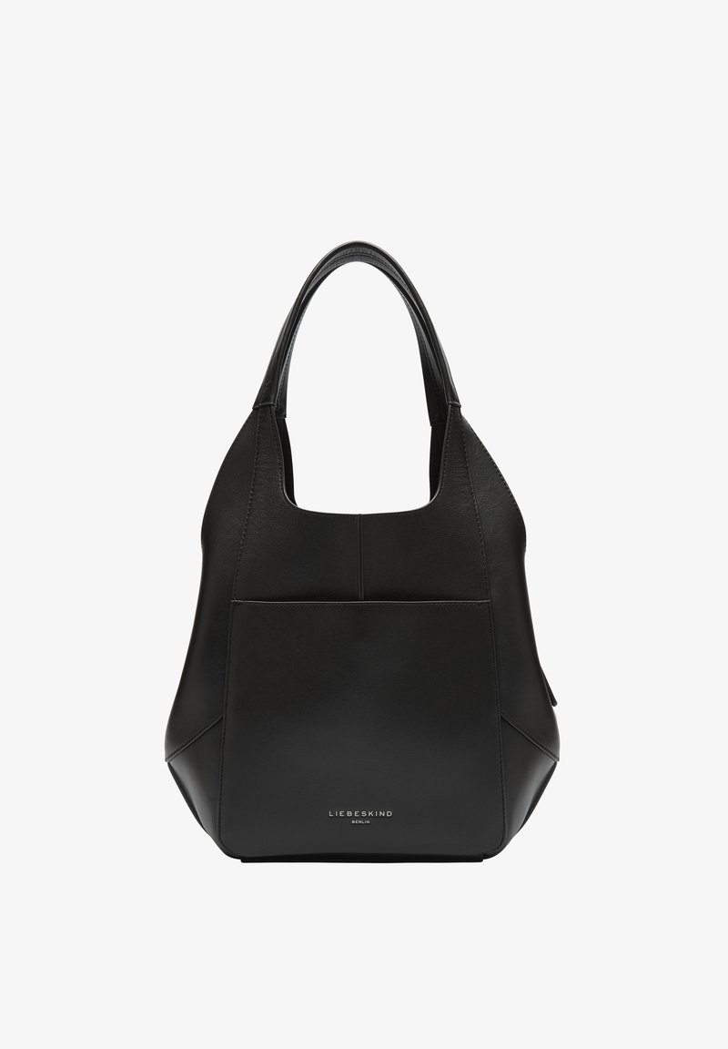 Czarna skórzana torba typu tote o luźnym fasonie, z dużą kieszenią z przodu i krótkimi uchwytami, ozdobiona wytłoczonym logo na dole.