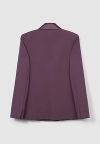 Blazer viola con una texture liscia, collo a pistagna e vestibilità su misura. La parte posteriore presenta linee pulite e nessun hardware visibile.