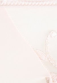 Lys rosa stoff med en glatt tekstur og intrikate broderte detaljer. Har en sømløs design med en myk, delikat finish.