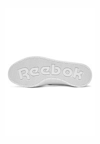 Fehér gumitalp, ami Reebok márkázott, texturált bordázott mintázattal és sima felülettel rendelkezik, a tapadás és tartósság érdekében tervezve.
