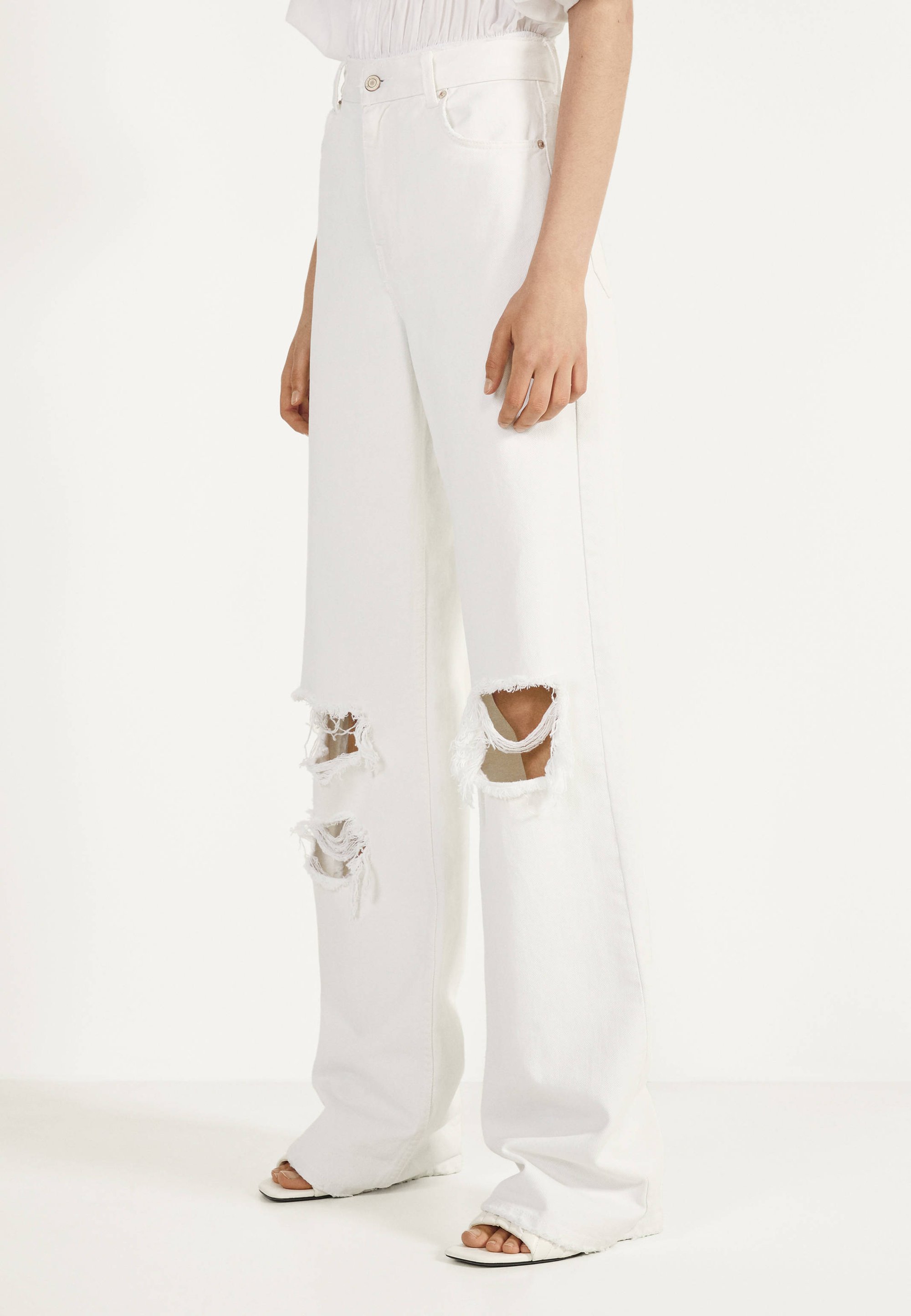 Bershka Mit Schlaghose Und Rissen Relaxed Fit Jeans White Zalando De