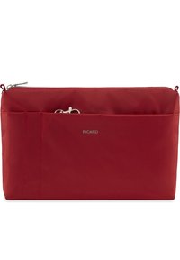 Rote Nylon-Tasche mit strukturiertem Oberflächen, ausgestattet mit einem Reißverschluss und einer Fronttasche. Enthält eine silberne Hardware-Akzent mit Logo.