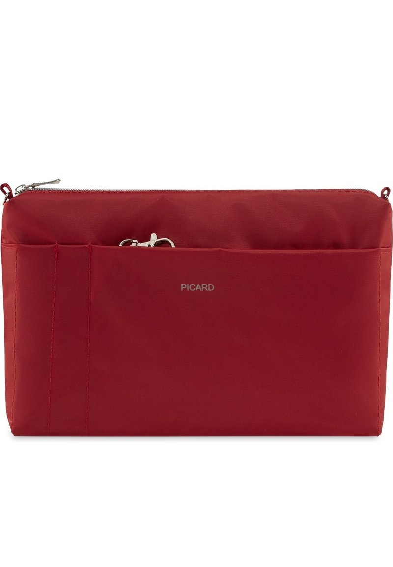 Rote Nylon-Tasche mit strukturiertem Oberflächen, ausgestattet mit einem Reißverschluss und einer Fronttasche. Enthält eine silberne Hardware-Akzent mit Logo.