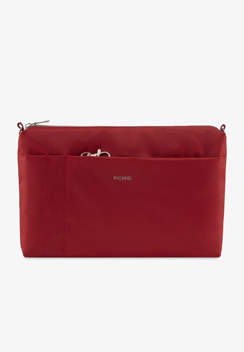 Rode nylon tas met een textuur oppervlak, voorzien van een ritsluiting en een voorvak. Inclusief een zilveren hardwareaccent met logo.