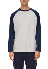 Langärmliges Raglan-Shirt mit einem hellgrauen Körper und navyblauen Ärmeln, aus weichem Baumwollmaterial gefertigt, mit Rundhalsausschnitt und lockerer Passform.