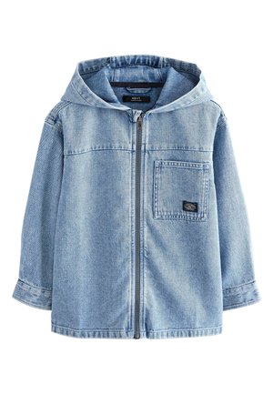 Veste à capuche en denim bleu clair avec zip à l'avant et une seule poche poitrine carrée avec une petite étiquette noire.