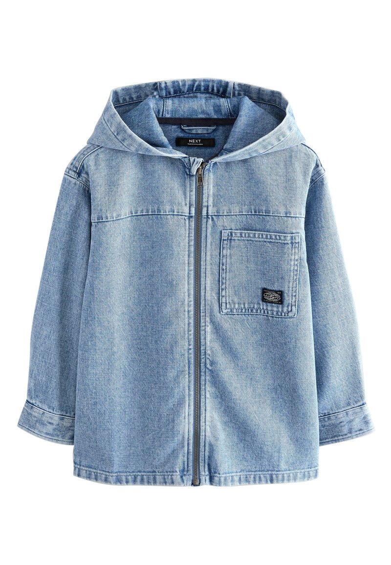 Veste à capuche en denim bleu clair avec zip à l'avant et une seule poche poitrine carrée avec une petite étiquette noire.