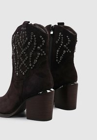 Alma en Pena Botines de tacón - brown