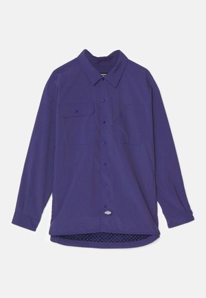 Paarse shirt met lange mouwen, met knoopsluitingen, twee voorzakken en een textuurdetail in de mesh onderkant. Gemaakt van lichtgewichtig materiaal.