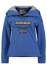 Modrá bunda Napapijri se šedou fleecovou kapucí, předním zipem, velkou nášivkou loga a nášivkou norské vlajky na hrudi.
