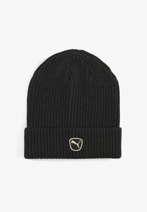 Czarna prążkowana czapka z dzianiny z podwiniętym mankietem i małą białą naszywką z logo Puma na środku z przodu.