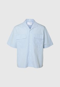 Šviesiai mėlynas trumpų rankovių marškinėlis, turintis stovyklos tipo apykaklę, dvi priekinės kišenes ir mygtukų užsegimą, pagamintas iš lengvos medžiagos.