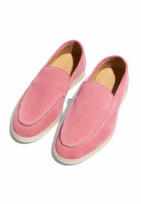 Ružičaste zamšaste slip-on cipele s zaobljenim vrhom, ručno šivanim detaljima i bijelim gumenenim potplatom, s glatkim unutarnjim podstavom.