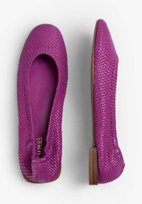 Zapatos planos de cuero morado trenzado con un diseño de punta redonda, superficie texturada y un tacón bajo de madera. El interior cuenta con un forro suave.