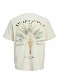 Krēmkrāsas īsās piedurknes T-krekls ar zaļā un pelēkā krāsā veidotu lapu palmu koku dizainu, ar uzrakstiem "Brezza Del Mattino" un "Originals Summer Edition".