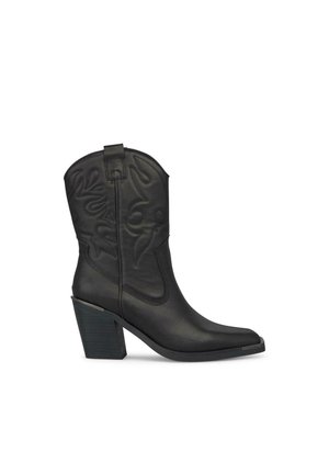 Czarne skórzane kowbojskie buty z wytłoczonymi kwiatowymi wzorami, spiczastym noskiem i zwężanym blokowym obcasem. Posiadają pętelkę ułatwiającą zakładanie.