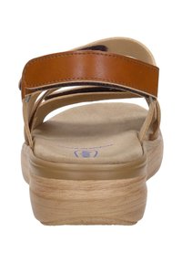 Bruine leren sandalen met een gewatteerde voetbed, breed bandontwerp en een platformzool in natuurlijke houtkleur. Voorzien van verstelbare banden.