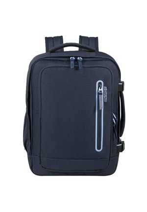 Mochila rectangular negra con dos correas acolchadas para los hombros, un asa superior, un bolsillo delantero con cremallera y un asa lateral para llevar.