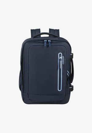 Mochila rectangular negra con dos correas acolchadas para los hombros, un asa superior, un bolsillo delantero con cremallera y un asa lateral para llevar.