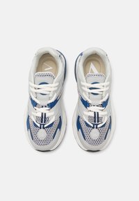 Blaue und weiße SportSneaker aus Mesh- und Synthetikmaterialien, runde Zehenpartie, gepolsterter Kragen, weiße Schnürsenkel und strukturierte Sohlen.
