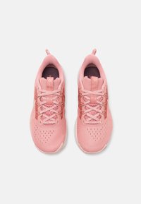 Chaussures de sport roses avec tige en mesh, accents texturés et perforations pour la respirabilité. Design à bout arrondi et semelle rembourrée.