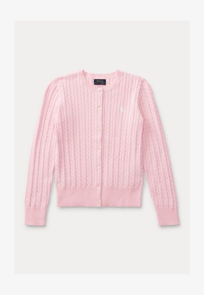 Világos rózsaszín, kötött fonott mintás kardigán hosszú ujjakkal, kerek nyakkivágással, gombos záródással és kis fehér hímzett logóval a bal mellrésznél.