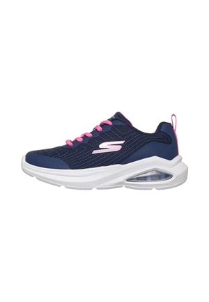 Zapatilla deportiva azul marino con cordones rosas, suela blanca con cojín de aire visible y logo rosa en el lateral y en la lengüeta.