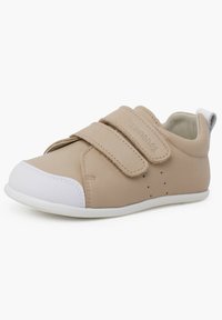 Scarpe per bambini beige in pelle, con punta e suola in gomma bianca, doppie chiusure in Velcro e perforazioni per la traspirabilità.