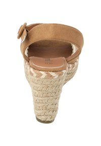 Bruine suède platform sandaal met een gevlochten jute hak, voorzien van een ronde neus en een verstelbare band met een ronde gesp als accent.