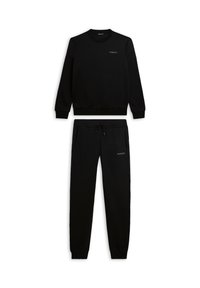 Conjunto de sudadera negra y pantalón jogger hechos de tela suave. Cuenta con puños acanalados, cuello redondo y un pequeño logo en el pecho y la pierna.