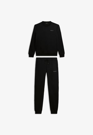 Conjunto de sudadera negra y pantalón jogger hechos de tela suave. Cuenta con puños acanalados, cuello redondo y un pequeño logo en el pecho y la pierna.